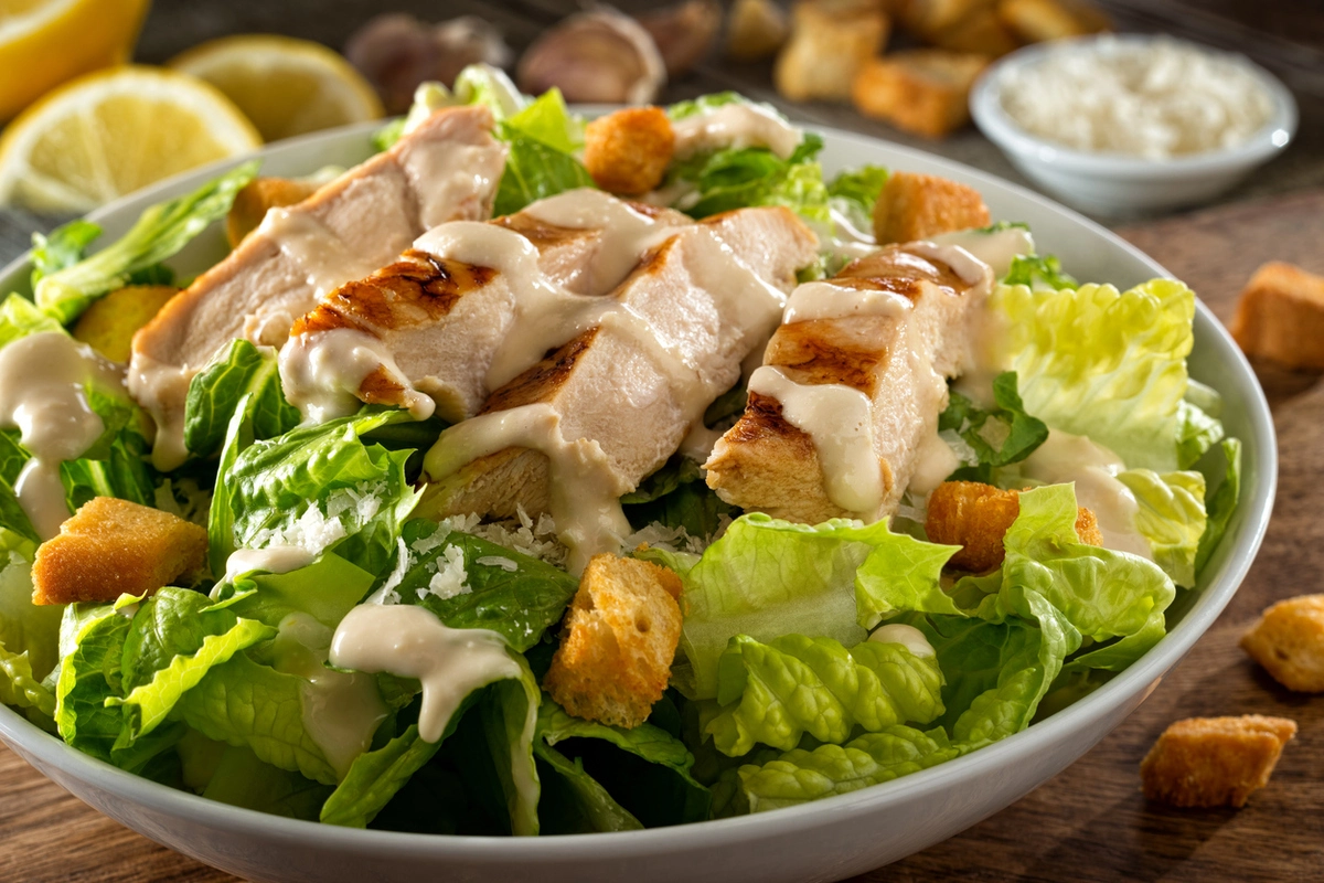 Receita de Salada Caesar com frango grelhado