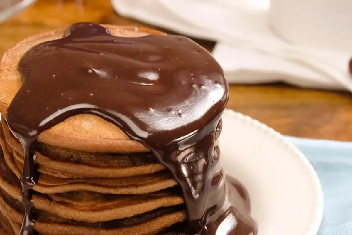 Receita de Panquecas de banana com calda de chocolate